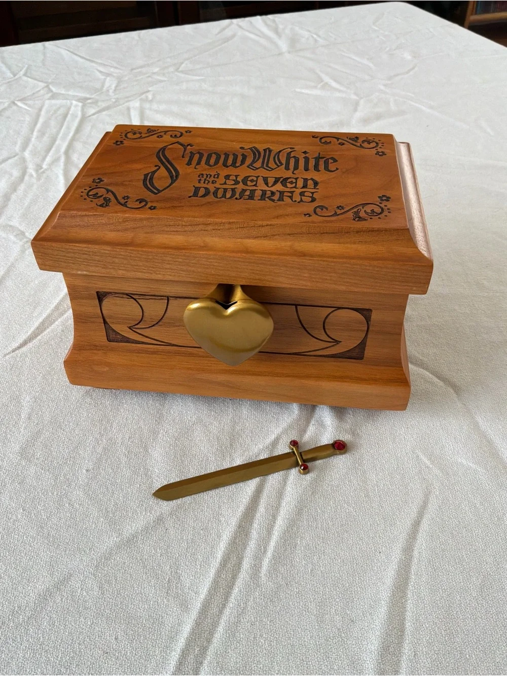 ******** Disney Snow White Wooden Jewelry Box with Gold-Tone Heart Lock ********